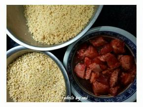 糯米去皮绿豆洗干净泡一夜，五花肉切块放少许糖腐乳腌制一夜（腐乳汁倒一些进肉里更入味）