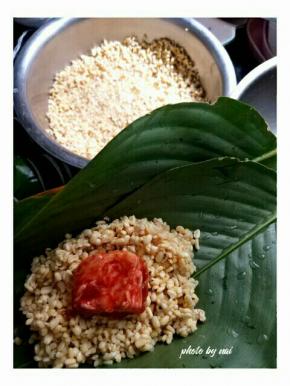 糯米将水过滤掉加入适量耗油糖跟油，绿豆过滤撒少许盐，叶子洗净晾干，两片粽叶叠一起中间依次放糯米绿豆肉糯米，把两边叶子盖住馅料，叶子两头对折用绳子一圈一圈把粽子绑好了