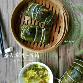 我用电饭锅煮的十个的量，水没过粽子煮四个小时，中间记得翻面（煮两个小时的时候把面上的粽子翻到锅底，锅底的粽子放到上面）