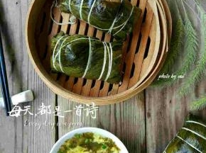 我用电饭锅煮的十个的量，水没过粽子煮四个小时，中间记得翻面（煮两个小时的时候把面上的粽子翻到锅底，锅底的粽子放到上面）