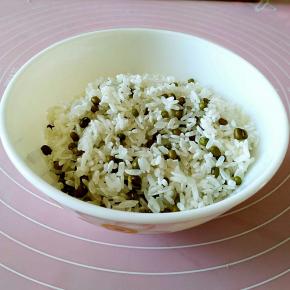 首先准备大米和绿豆。