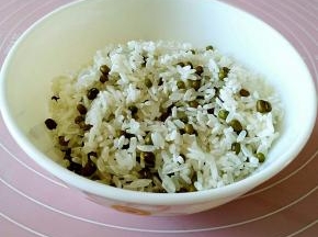 首先准备大米和绿豆。