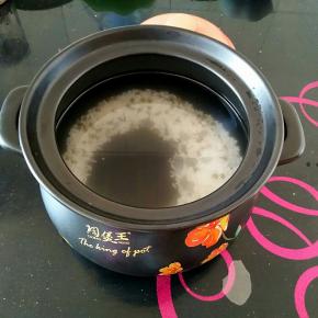 大米和绿豆洗净后，加入清水浸泡，天气热，适度就可以，避免变酸，我泡了一个小时。