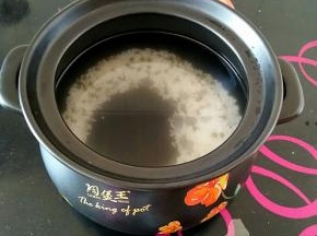 大米和绿豆洗净后，加入清水浸泡，天气热，适度就可以，避免变酸，我泡了一个小时。