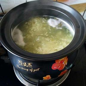 加入冰糖大火煮开，撇去浮沫转小火继续煮。