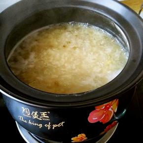 煮至粘稠，大米和绿豆都呈开花状态即可关火。中间要经常搅拌避免粘底糊锅，关火之后盖好盖子焖十分钟左右。