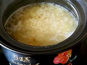 煮至粘稠，大米和绿豆都呈开花状态即可关火。中间要经常搅拌避免粘底糊锅，关火之后盖好盖子焖十分钟左右。
