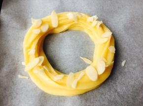 撒上杏仁片，或者其他坚果碎，喷些水。