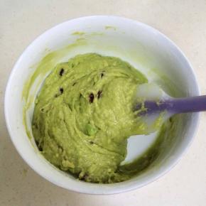 用刮刀翻拌均匀，至无干粉状态即可。