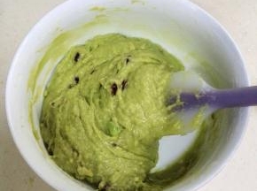 用刮刀翻拌均匀，至无干粉状态即可。