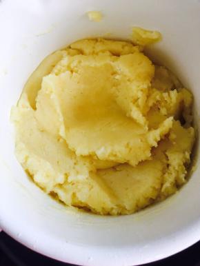 将牛奶，糖，盐，黄油放入锅中煮沸，倒入低粉，迅速搅拌。