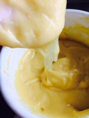 待面糊温度降至手触不烫手，分次加入鸡蛋，每次都是充分融合后，再加下一个，待面糊提起成三角形即可