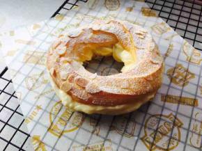 挤入打发的淡奶油，卡士达酱，巧克力酱，打发的黄油均可！表面筛糖粉！准备一杯咖啡，完美下午茶！