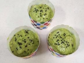 在蛋糕糊表面撒少许黑芝麻。
