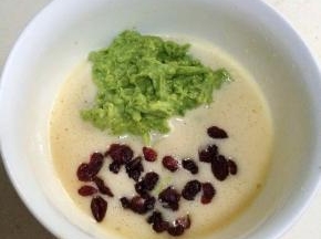 加入牛油果泥和蔓越莓干。