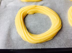 烤盘上放置油纸，面糊装入裱花袋，六齿八齿都可以，挤一个圆形，一圈后不要提起，在延至之前那圈再挤一圈。