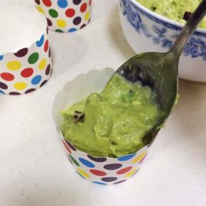 用勺子舀入纸杯至七、八分满即可。