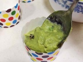 用勺子舀入纸杯至七、八分满即可。