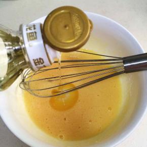分两次加入玉米油搅拌均匀。