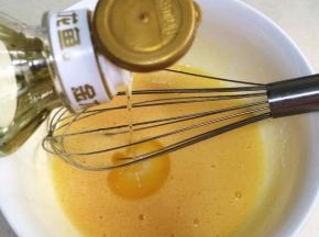分两次加入玉米油搅拌均匀。