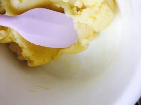 不停搅拌，待感觉面糊成团，细腻且锅底有一层薄膜，离火。不停搅拌降温