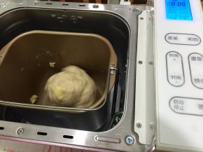 加入黄油继续启动揉面功能 ，揉至扩展