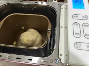 加入黄油继续启动揉面功能 ，揉至扩展