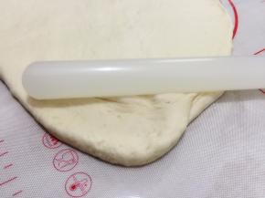 把发酵好的面团取出按压开排气