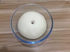 发酵好的面团，用手粘点面粉戳一个洞不回缩就是发酵好了