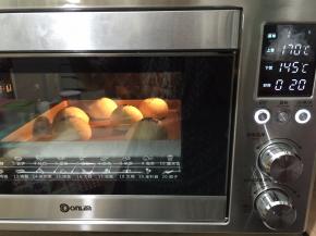 放入预热好的烤箱，上火175度，下火155度
烘烤20分钟左右，至表面上色均匀即可
(如烘烤过程中表面上色满意后加盖锡纸)