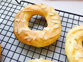 200度烤15分钟让它膨胀，180度30至40分钟，注意观察上色，自己衡量自己烤箱脾气调节温度