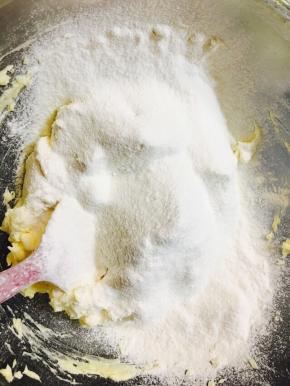 筛入低粉，加入杏仁粉，切拌均匀