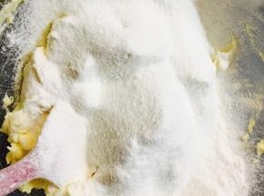 筛入低粉，加入杏仁粉，切拌均匀