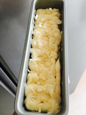 装入模具，八分满即可，撒上杏仁片