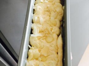 装入模具，八分满即可，撒上杏仁片