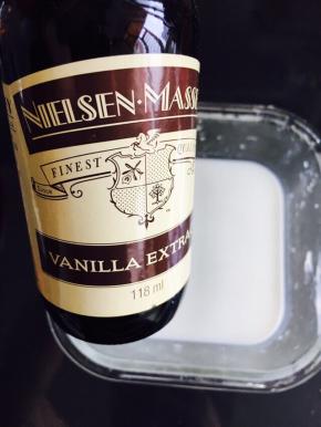 淡奶油中加入香草，倒入黄油糊中