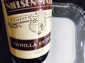 淡奶油中加入香草，倒入黄油糊中