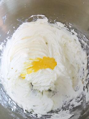 分次加入鸡蛋，每次都要充分打进去，再加下一次