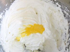 分次加入鸡蛋，每次都要充分打进去，再加下一次