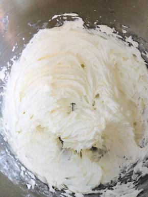 黄油室温软化，加入糖粉，打发。