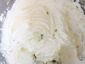 黄油室温软化，加入糖粉，打发。