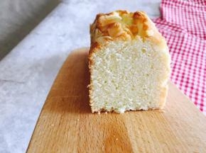 刷完糖浆要趁还温热时用保鲜膜包裹冷藏过夜。磅蛋糕冷藏后食用味道会更好哦，也有书上说，磅蛋糕冷藏三天后味道最佳。