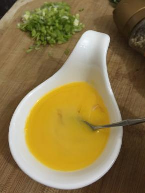 准备好所有材料,把各种调味菜切碎备用