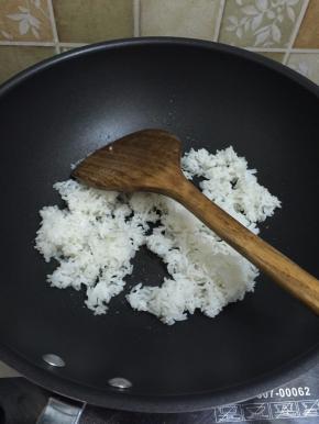 把蛋黄打散备用