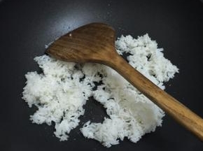 把蛋黄打散备用