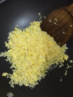 把打散的蛋黄，倒进炒散的米饭中