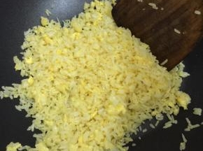 把打散的蛋黄，倒进炒散的米饭中