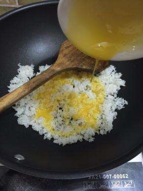 炒锅加油烧热，加入白米饭炒散