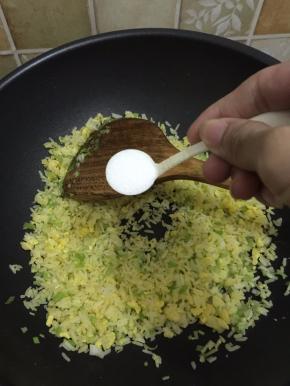 翻炒均匀之后把蒜苗和芹菜一起加进米饭中翻炒