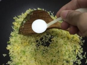 翻炒均匀之后把蒜苗和芹菜一起加进米饭中翻炒